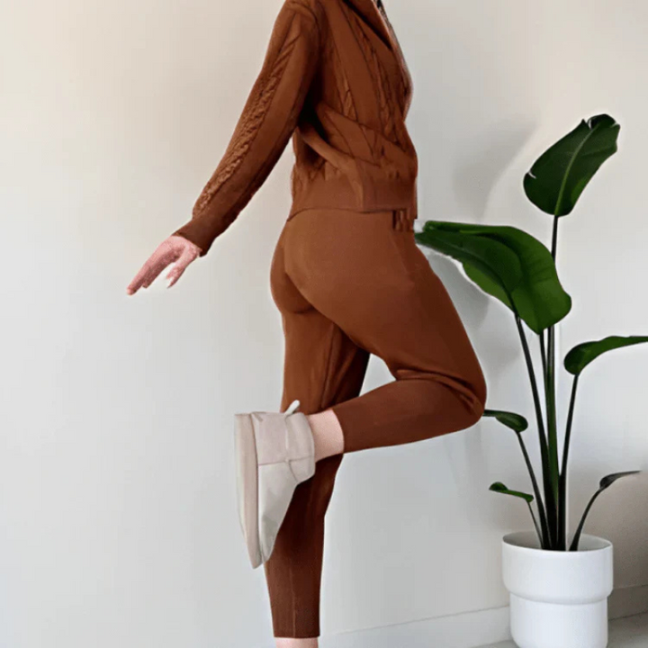 Two-piece set consisting of a top with zipper and shorts for women | Hood