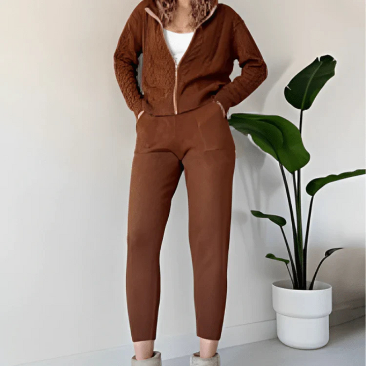 Two-piece set consisting of a top with zipper and shorts for women | Hood