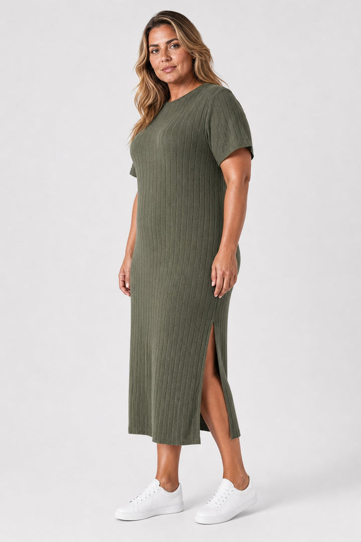 Harper Ribbed Casual Dress in green – side view on a model