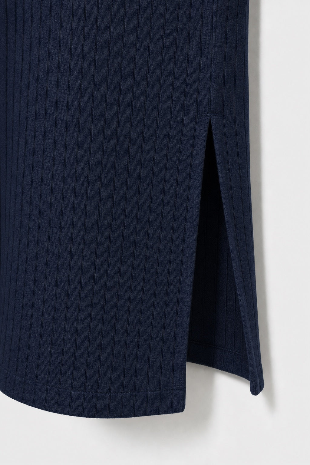 Harper Ribbed Casual Dress in navy blue – close-up of the ribbed knit and side slit